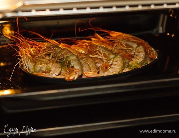 Посуду можно сбрызнуть оливковым маслом, а можно и не брызгать. Отправляйте в разогретую до 200°С духовку минут на 10. 