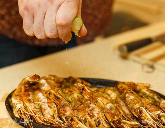 Через 10 минут вынимаем наши лангустины из духовки, взбрызгиваем лаймом или лимоном (как кому нравится) по вкусу.