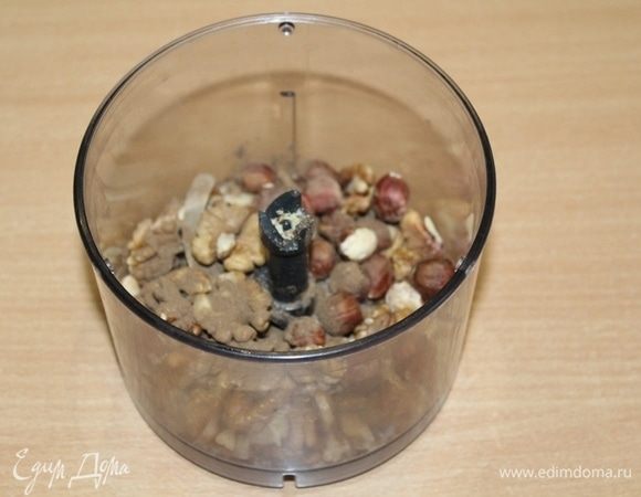 Орехи вместе с корицей и гвоздикой измельчить в блендере.