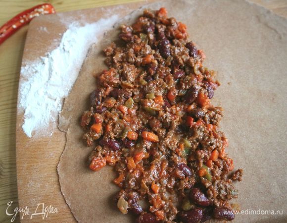 Так же раскатать тесто из цельнозерновой муки. Положить начинку.