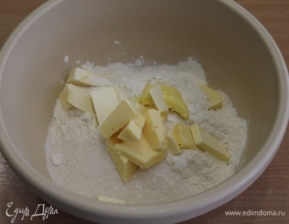 Отвесить муку, сахар, ванильный сахар, добавить масло, перемешать руками.