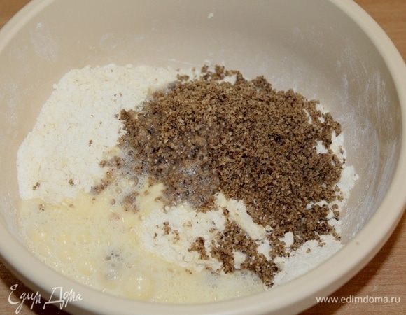 Добавить молотые орехи, взбитое вилкой яйцо.