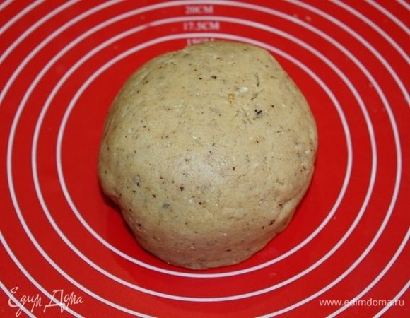 Замесить гладкое тесто, завернуть в пленку и отправить в холодильник на 30–40 минут.