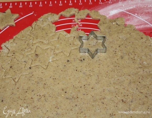 Раскатать тесто толщиной 0,5 см, вырезать печенье.