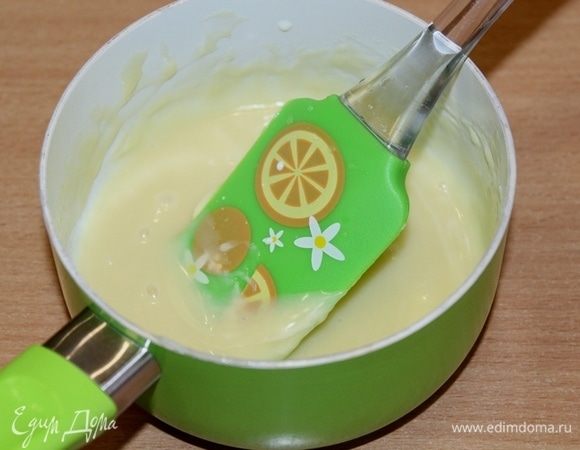 Нанести шоколад на печенье.