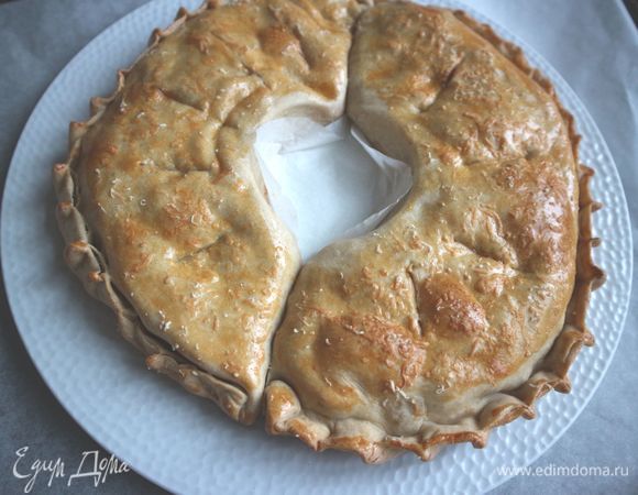 Выпекать 30 минут в разогретой предварительно до 190°С духовке. Вам может понадобиться чуть больше времени, ориентируйтесь на свою духовку. Вынуть пиццу из духовки, убрать кокотницу, бумагу. 