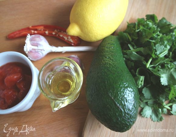 Приготовить необходимые для гаукамоле ингредиенты. Кинзу порезать. 
