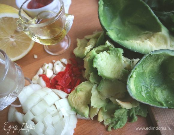 Мякоть авокадо отделить большой ложкой. Кожуру не выкидывать. Измельчить все ингредиенты (кроме кожуры) в блендере. Наполнить кожуру авокадо соусом.