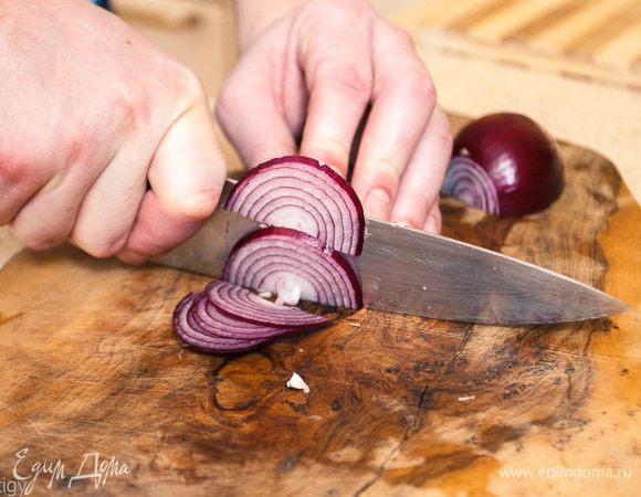Шинкуем лук.