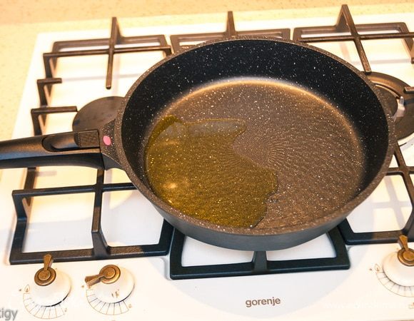 Ставим сковородку на огонь, наливаем на разогретую сковородку масло. 