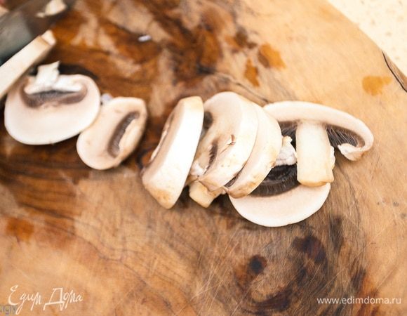 Нарезаем шампиньоны (можно на четыре части, можно ломтиками).