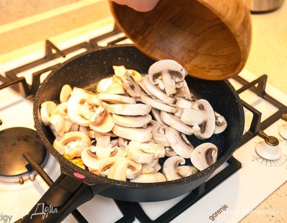 Достаем чеснок. Выкладываем на сковороду грибы и обжариваем до золотистого цвета (грибы забирают вкус чесночного масла).