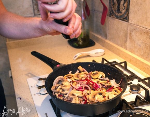 Солим грибы и лук.