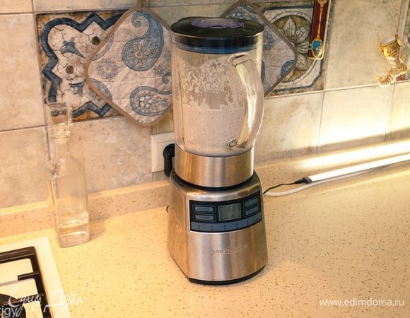 Добавляем тимьян в грибы (по вкусу) и перемешиваем. Доводим до готовности, отправляем грибы с луком и тимьяном в блендер.