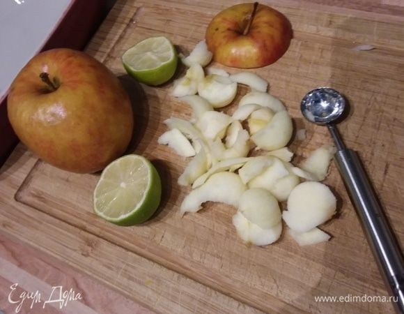 Яблоки желательно брать крупные. Срезать верхушки. Отложить в сторону. Аккуратно извлечь мякоть, оставить бортики. Сбрызнуть лимонным соком. Мякоть мелко порубить. 