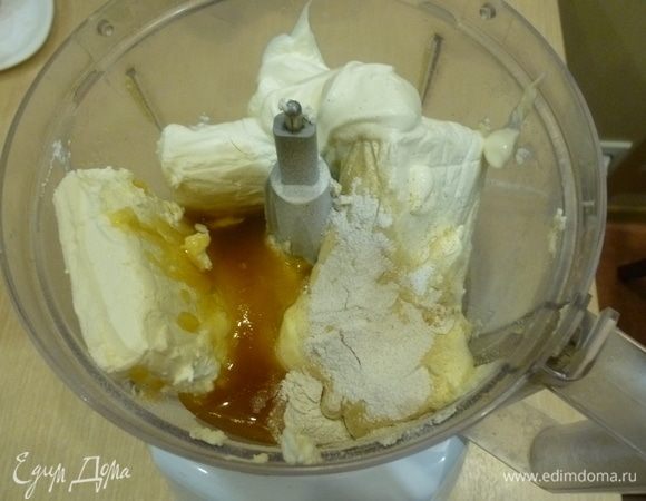 Духовку разогреть до 175°С. В комбайн сложить: яйца, творог, сметану, ваниль, мед. Прокрутить в однородную массу.