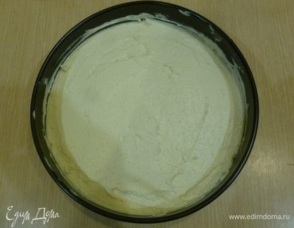 Перелить начинку на основу, поставить в духовку на 1 час. Пирог не вынимать из формы и остудить до комнатной температуры. Убрать в холодильник часа на 3 минимум.