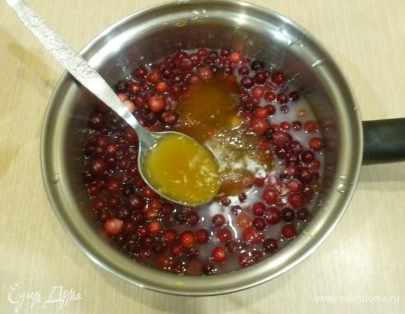 Соус. Ингредиенты для соуса сложить в сотейник, довести до кипения, варить 10-15 минут. Снять с огня, остудить.