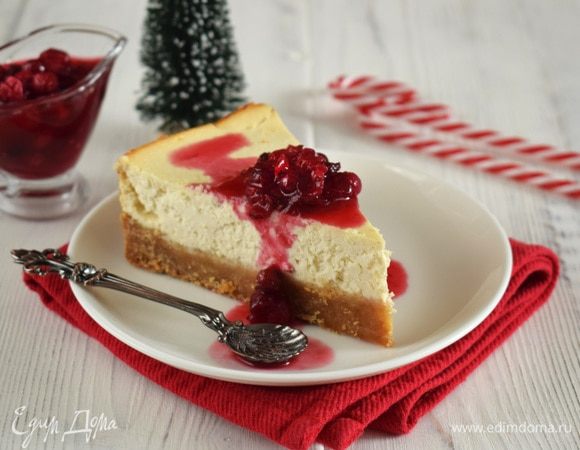 Подавать чизкейк с соусом. Приятного аппетита!