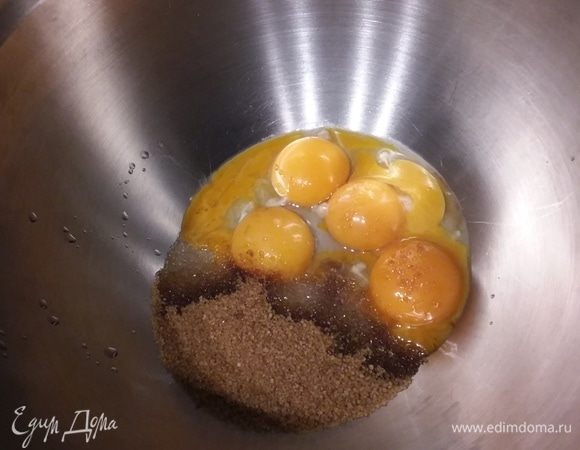 Для начала нужно организовать водяную баню, а в умывальник налить ледяной воды (ледяная баня). В большой миске соединить яичные желтки, сахар и апельсиновый ликер — Cointreau или другой апельсиновый ликер.
Касаемо крема: я взбивала как крем на желтке, так и на цельном яйце. Крем по консистенции получился одинаково хорош. Тот что на желтках отличался только более насыщенным желтым цветом.