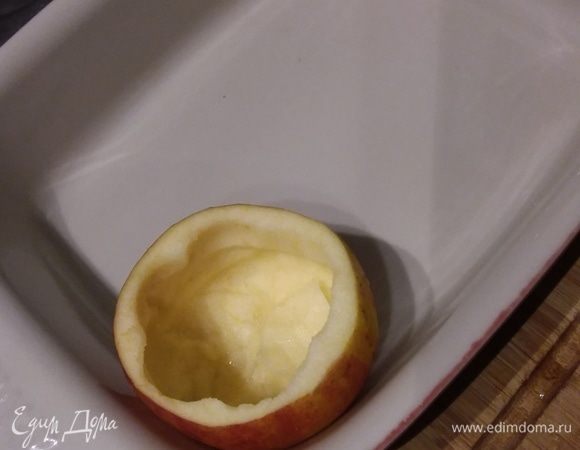 Яблочные заготовки уложить в форму для запекания. 