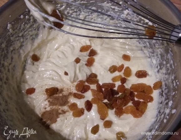 Творог у меня кремообразный обезжиренный. Мне пришлось его отвесить на ночь. Из 0,5 кг творога у меня получилось 350 граммов отвешенного. Итак, смешать творог с сахаром. Добавить яйца и крахмал (я не добавляла) и взбить до кремовой консистенции. Если творог крупинистый, его обязательно нужно перетереть через сито или взбить погружным блендером до однородной консистенции. Добавить изюм, щепотку корицы и ванильный экстракт. Добавить половину яблочной мякоти и перемешать. Кстати, вам совершенно не обязательно брать обезжиренный творог, естественно, чизкейк будет только вкуснее на домашнем жирненьком творожке))