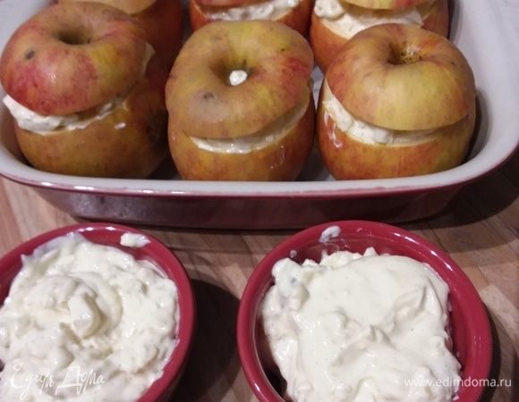 Наполнить яблоки творожной начинкой. Накрыть крышечками. Можно посыпать сахаром. Я добавила мякоть всех 6 яблок, поэтому у меня получилось больше начинки, но будет лучше, если этого не делать. 