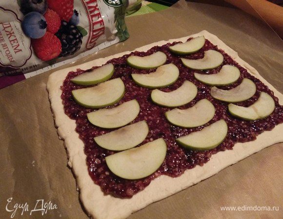 Сверху ряд яблочных долек, можно не один ряд, а больше. Кому как нравится.