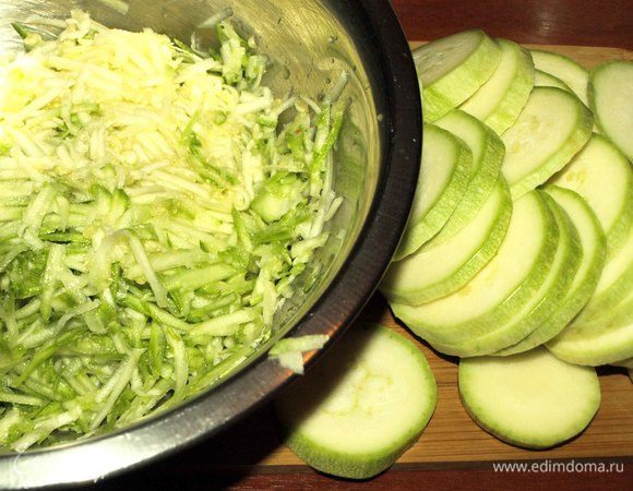Кабачки хорошо промыть. Один кабачок нарезать кружочками. Второй кабачок натереть на терке и отжать лишний сок. Сок не выливайте, из него получится прекрасный смузи с яблоками или хурмой. 