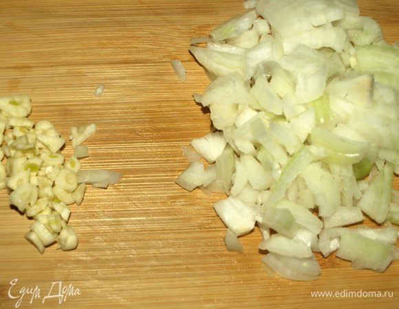 Чеснок, лук очистить и мелко порубить.