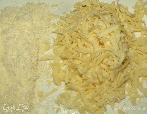 Пармезан натереть на мелкой терке. Я взяла 40 г пармезана и 60 г сливочного сыра.