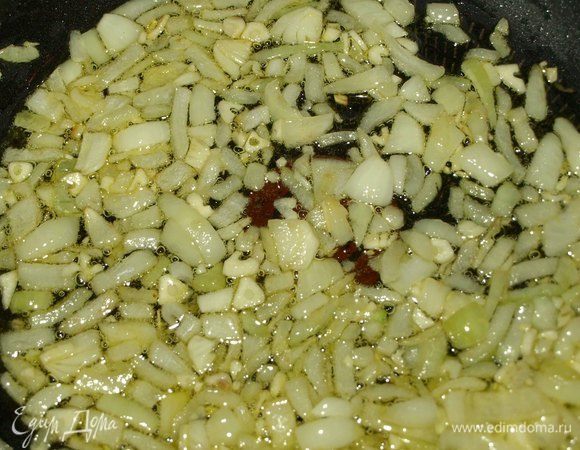 На сковороде разогреть 2 ст. ложки оливкового масла. Добавить лук и готовить 1 минуту. Добавить чеснок и немного обжарить.