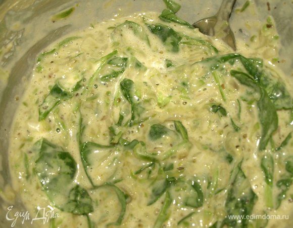 Яично-мучную смесь соединяем с обжаренным кабачком, оставшимся сыром, шпинатом. По желанию добавить соль и перец. Перемешиваем.  