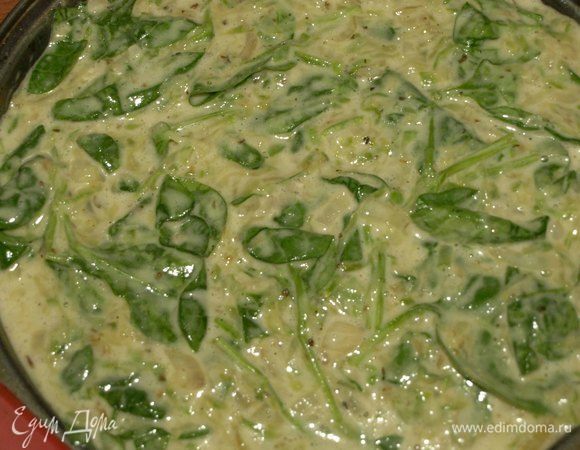 Выкладываем в форму на кабачки с сыром. Отправляем в заранее разогретую до 180°С духовку на 25-30 минут пока пирог не станет золотистым (все зависит от вашей духовки). 