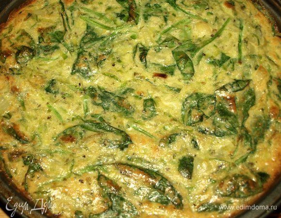 Готовый пирог достать из духовки. Дать немного постоять. Перевернуть на блюдо. При желании сверху посыпать рубленной петрушкой и пармезаном.