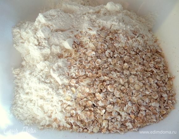 Соединить хлопья и муку.