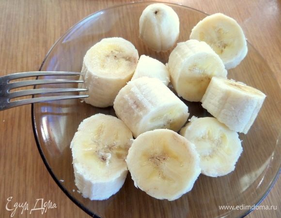 Спелый банан нарезать на кружки и размять вилкой.