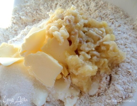 Банановое пюре переложить в тесто.