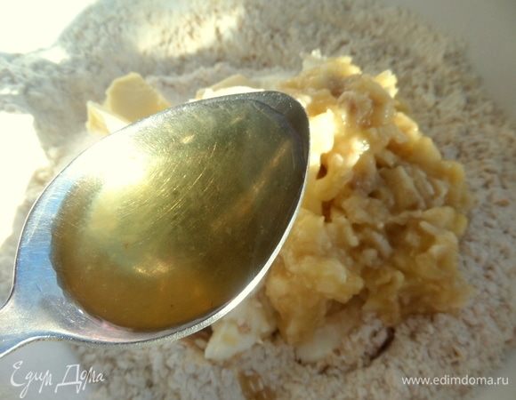 Влить ликер или ром.