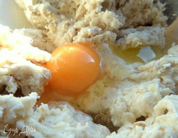 Вбить одно крупное яйцо или 2 мелких.