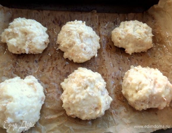 Смазать пергамент, постелить его в форме и сформировать (не обязательно ровно) кокосовые сугробики.