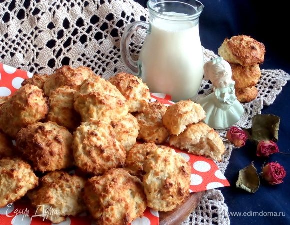 Печенье хранить прикрытым, тогда оно долго останется полумягким.