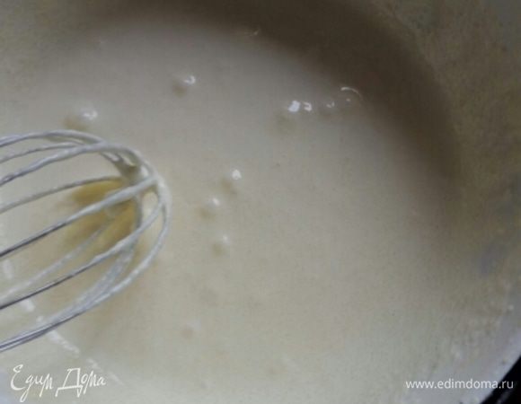 Творог прокрутить через мясорубку дважды или с помощью блендера превратить в однородную массу. Желтки взбить с сахаром до однородной глянцевой массы.