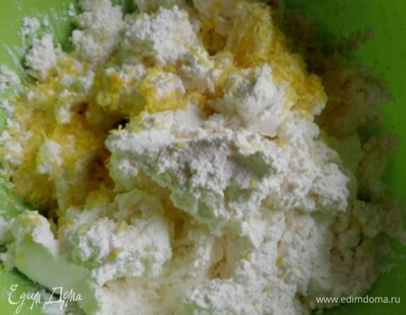  В большой миске смешать творог, изюм, сливочное масло комнатной температуры, цедру одного лимона, манку. Добавить взбитые с сахаром желтки и хорошо смешать, чтобы все ингредиенты равномерно распределились.