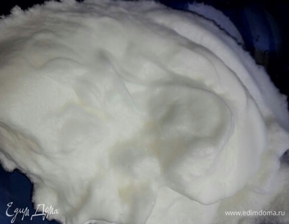  Белки взбить в крепкую пену. Но не перебейте, иначе они отойдут жидкостью.