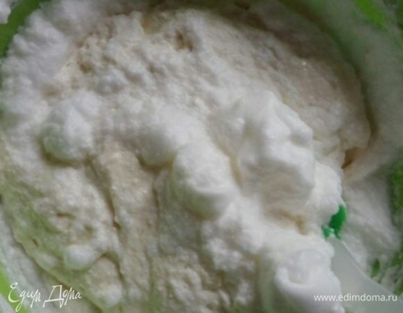 Добавьте взбитые белки к сырной массе и аккуратно размешайте с помощью лопатки.