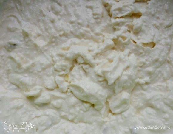 Форму для выпекания смажьте сливочным маслом и проложите бумагой для выпечки. Переместите творожную массу в форму и поставьте ее в разогретую до 190°С духовку на 50-60 минут. Если верхушка сырника начнет подгорать, накройте ее фольгой.