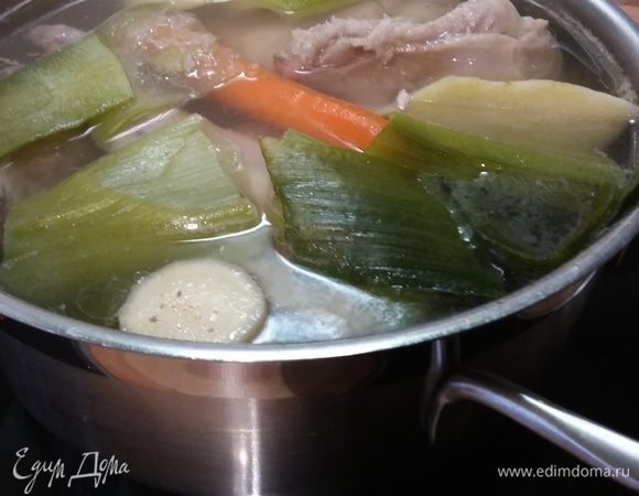 Первым делом нужно сварить бульон. Я использовала для бульона менее привлекательные части кролика, добавила лук, морковь, сельдерей, порей и корень петрушки. 