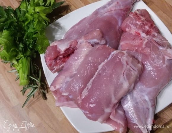 Для основного блюда я оставила 3 части: обе ножки и спинку. Рядом лежит букет гарни. Если у вас в настоящий момент нет свежей зелени, можно взять кусочек чистой марли, насыпать сухие травки, завязать, выварить, а потом убрать из кастрюли. 