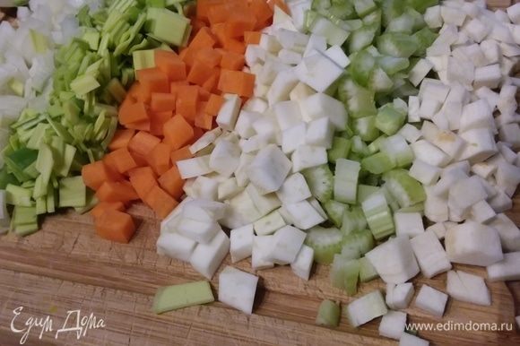 Овощи нарезать мелким кубиком.